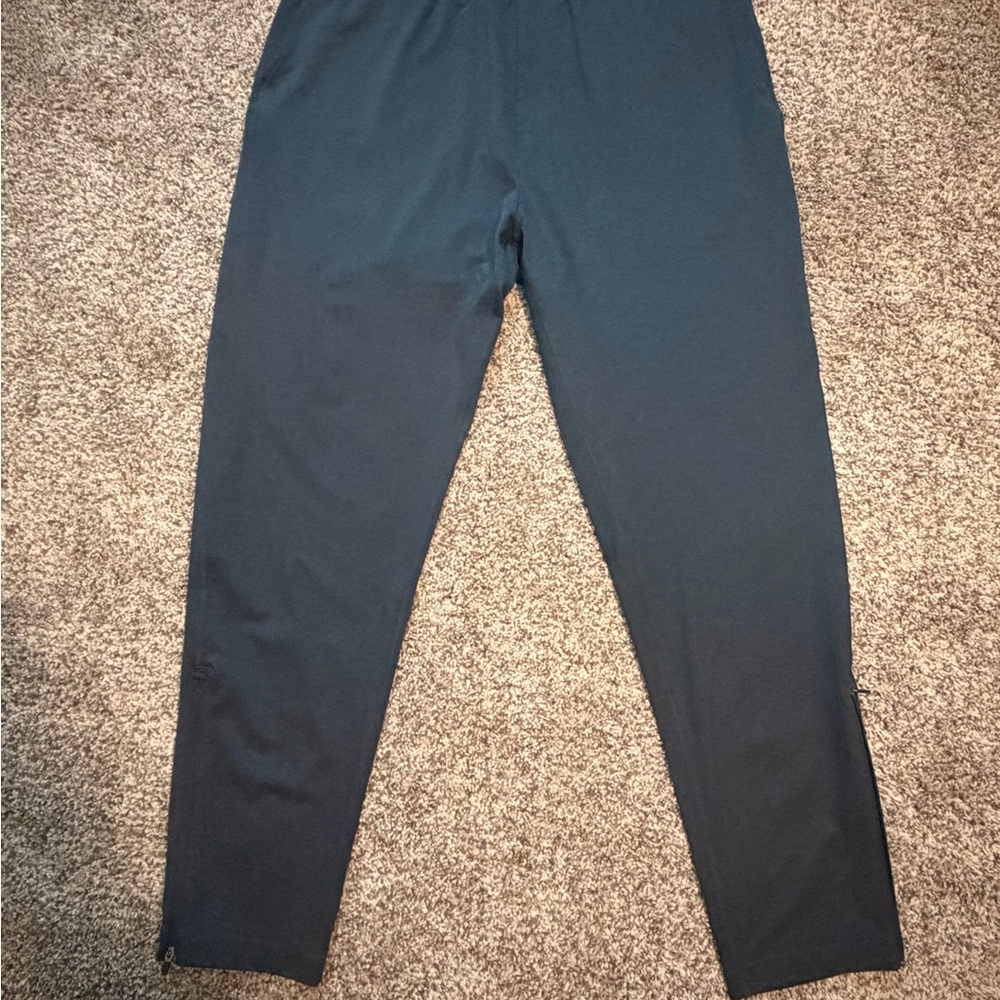 Vuori Jogger Pants Mens XL Gray Performance Stretch Zip Ankle Athleisure